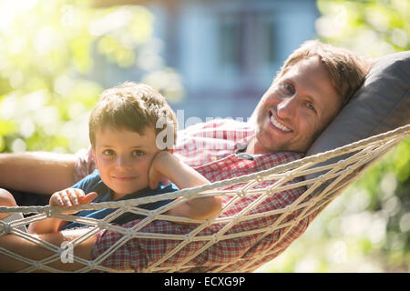 Père et fils relaxing in hammock Banque D'Images