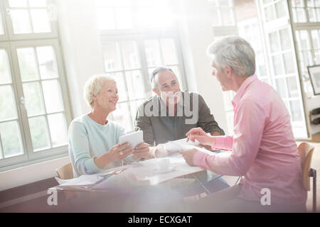 Les personnes travaillant ensemble à table Banque D'Images