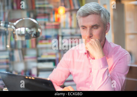 Businessman using laptop in home office Banque D'Images