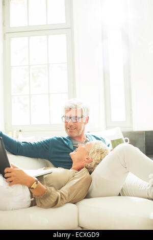 Vieux couple relaxing together sur salon canapé Banque D'Images