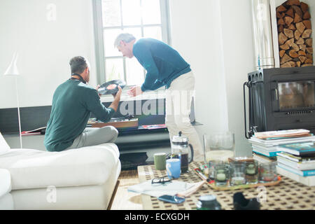 Gay couple listening to vinyl records Banque D'Images