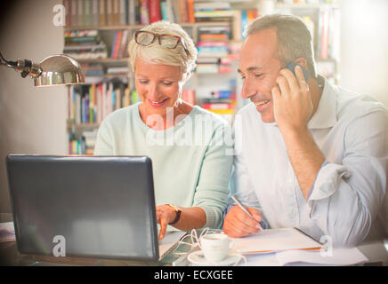 Les gens d'affaires travailler ensemble au bureau à domicile 24 Banque D'Images