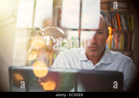 Businessman using laptop in home office Banque D'Images