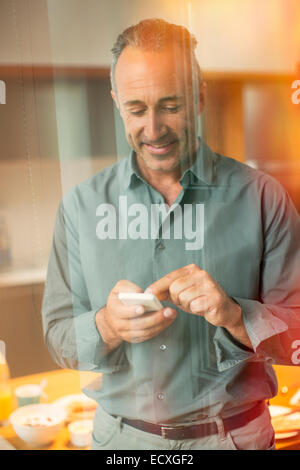 Older Man texting on cell phone Banque D'Images