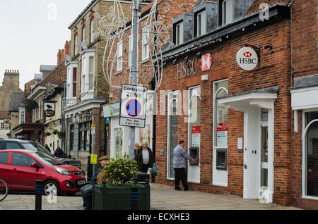 Street view en Pocklington, montrant la banque HSBC et d'une zone de stationnement contrôlée panneau d'avertissement. Banque D'Images