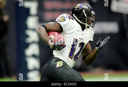 Houston, TX, USA. Dec 21, 2014. Baltimore Ravens receveur Jacoby Jones (12) renvoie une kickoff déplacements vers au cours de la NFL football match entre le et le Houston Texans Baltimore Ravens de NRG Stadium à Houston, TX. Credit : csm/Alamy Live News Banque D'Images