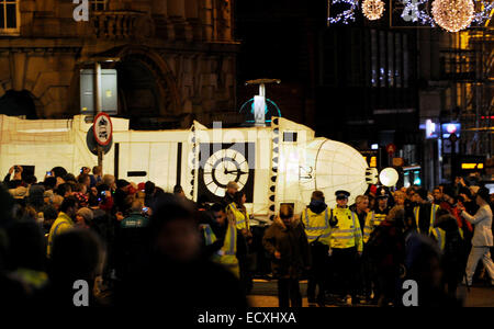 Brighton, UK. Dec 21, 2014. Des milliers de personnes prennent part à l'assemblée annuelle de gravure "les horloges' célébration du solstice d'hiver défilé à travers les rues de Brighton ce soir fondée en 1993, la célébration organisée par même ciel est basé sur une procession de lanternes et les costumes, fabriqués à partir de tiges de saule (withies) et papier de soie blanche, la procession fait son chemin à travers le centre-ville de Brighton à front de mer où les festivités culminent dans une lanterne bonfire, accompagné d'artifices. Les costumes sont toutes dotées d'un cadran pour représenter le passage du temps. Crédit : Simon Dack/Alamy Live News Banque D'Images