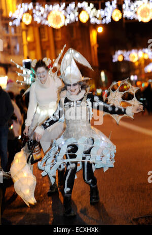 Brighton, UK. Dec 21, 2014. Des milliers de personnes prennent part à l'assemblée annuelle de gravure "les horloges' célébration du solstice d'hiver défilé à travers les rues de Brighton ce soir fondée en 1993, la célébration organisée par même ciel est basé sur une procession de lanternes et les costumes, fabriqués à partir de tiges de saule (withies) et papier de soie blanche, la procession fait son chemin à travers le centre-ville de Brighton à front de mer où les festivités culminent dans une lanterne bonfire, accompagné d'artifices. Les costumes sont toutes dotées d'un cadran pour représenter le passage du temps. Crédit : Simon Dack/Alamy Live News Banque D'Images