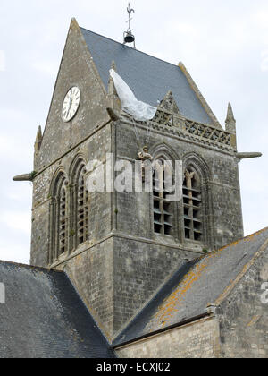 Dans la région de Sainte-Mère-Eglise sur le clocher il est faux d'un parachutiste dans la mémoire de soldat que dans le D-Day est resté pendu Banque D'Images