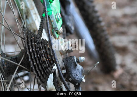 Un portrait photo d'une chaîne de vélo de montagne et le moyeu dans la boue et la pluie Banque D'Images