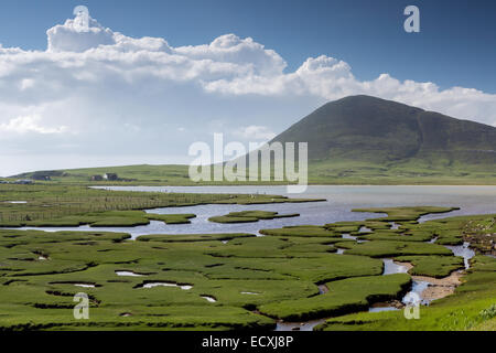 Ceapabhal hill et goulets de marée ou schorres à un Northton Taobh Tuath ou sur l'île de Harris, en Écosse. Banque D'Images