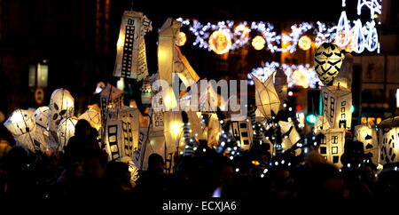 Brighton, UK. Dec 21, 2014. Des milliers de personnes prennent part à l'assemblée annuelle de gravure "les horloges' célébration du solstice d'hiver défilé à travers les rues de Brighton ce soir fondée en 1993, la célébration organisée par même ciel est basé sur une procession de lanternes et les costumes, fabriqués à partir de tiges de saule (withies) et papier de soie blanche, la procession fait son chemin à travers le centre-ville de Brighton à front de mer où les festivités culminent dans une lanterne bonfire, accompagné d'artifices. Les costumes sont toutes dotées d'un cadran pour représenter le passage du temps. Crédit : Simon Dack/Alamy Live News Banque D'Images