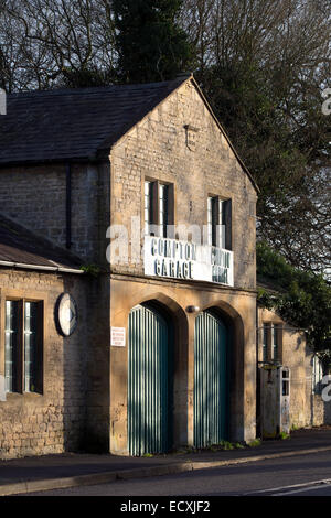 Garage Compton, Long Compton, Warwickshire, England, UK Banque D'Images