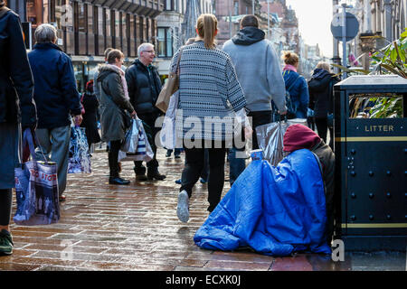 Street mendiant assis sur le trottoir à Buchanan Street, Glasgow, Scotland, UK Banque D'Images