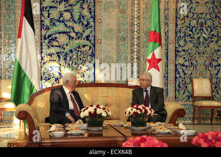 Alger, Algérie, 21 Dec, 2014. Le président palestinien Mahmoud Abbas (G) rencontre avec le président du Sénat de l'Algérie Abdelkader Bensalah à Alger, Algérie, 21 décembre 2014. Le président palestinien Mahmoud Abbas, a commencé dimanche une visite officielle en Algérie à l'invitation du Président Abdelaziz Bouteflika. Source : Xinhua/Alamy Live News Banque D'Images
