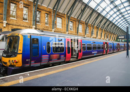 Gare du Nord, sur la plate-forme à la gare ferroviaire de Kings Cross, Londres Angleterre Royaume-Uni UK Banque D'Images