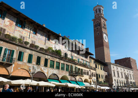 Piazza delle Erbe et la Torre dei Lamberti, Vérone, Italie Banque D'Images