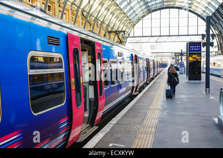 Gare du Nord, sur la plate-forme à la gare ferroviaire de Kings Cross, Londres Angleterre Royaume-Uni UK Banque D'Images