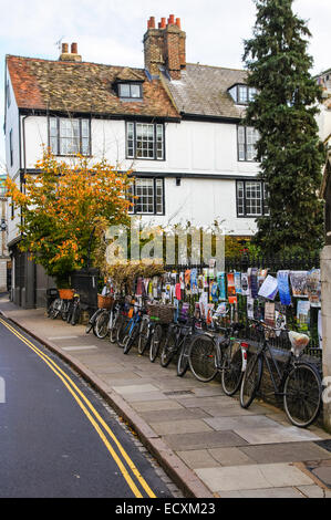 Les vélos garés sur le trottoir à Cambridge Cambridgeshire Angleterre Royaume-Uni UK Banque D'Images