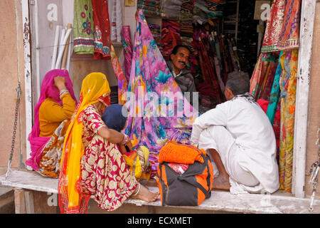 Boutique de tissus à Nagaur, Rajasthan, Inde Banque D'Images