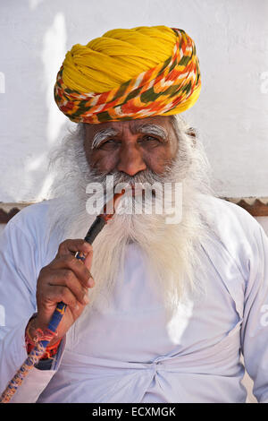 Vieil homme fumeur pipe à eau, Jodhpur, Rajasthan, India Banque D'Images
