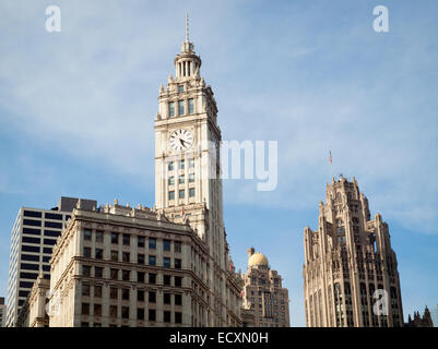 Une vue sur le Wrigley Building (à gauche), l'InterContinental Chicago [Tour Sud] (centre), et Tribune Tower (à droite) à Chicago. Banque D'Images