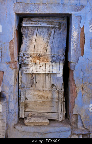 Ancienne porte de maison dans la ville bleue, Jodhpur, Rajasthan, India Banque D'Images