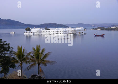 Lake Palace sur le lac Pichola, Udaipur, Rajasthan, Inde Banque D'Images