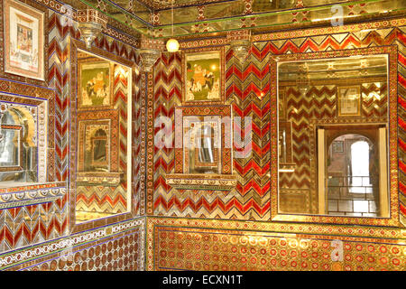 Chambre très coloré dans le maharaja's City Palace, Udaipur, Rajasthan, Inde Banque D'Images