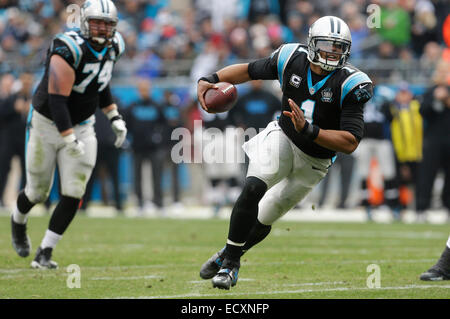 Charlotte, NC, USA. Dec 21, 2014. Quarterback Carolina Panthers Cam Newton # 1 brouille pour une première dans un jeu de la NFL contre les Browns de Cleveland au stade Bank of America le 21 décembre 2014, à Charlotte, NC. Les Panthère défait les Browns 17-14. Margaret Bowles/CSM/Alamy Live News Banque D'Images