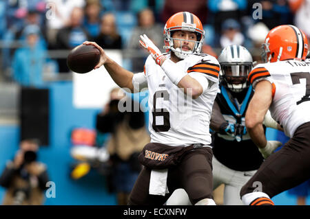 Charlotte, NC, USA. Dec 21, 2014. Le quart-arrière des Cleveland Browns Johnny Manziel # 2 revient à passer dans un match de la NFL contre les Panthers au stade Bank of America le 21 décembre 2014, à Charlotte, NC. Les Panthère défait les Browns 17-14. Margaret Bowles/CSM/Alamy Live News Banque D'Images