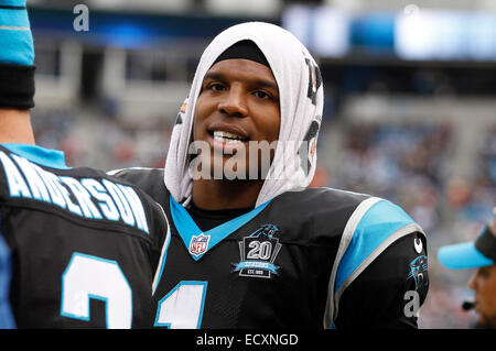 Charlotte, NC, USA. Dec 21, 2014. Quarterback Carolina Panthers Cam Newton # 1 montres de l'écart dans un match de la NFL contre les Browns de Cleveland au stade Bank of America le 21 décembre 2014, à Charlotte, NC. Les Panthère défait les Browns 17-14. Margaret Bowles/CSM/Alamy Live News Banque D'Images