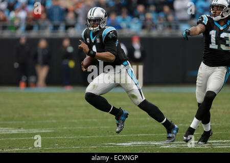Charlotte, NC, USA. Dec 21, 2014. Quarterback Carolina Panthers Cam Newton # 1 brouille pour une première dans un jeu de la NFL contre les Browns de Cleveland au stade Bank of America le 21 décembre 2014, à Charlotte, NC. Les Panthère défait les Browns 17-14. Margaret Bowles/CSM/Alamy Live News Banque D'Images