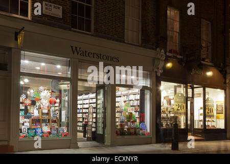 Façade d'une boutique livre Waterstones en Nouvelle ligne, Covent Garden, la nuit, Londres Banque D'Images