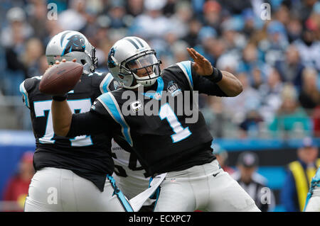 Charlotte, NC, USA. Dec 21, 2014. Quarterback Carolina Panthers Cam Newton # 1 revient à passer dans un match de la NFL contre les Browns de Cleveland au stade Bank of America le 21 décembre 2014, à Charlotte, NC. Les Panthère défait les Browns 17-13. Margaret Bowles/CSM/Alamy Live News Banque D'Images