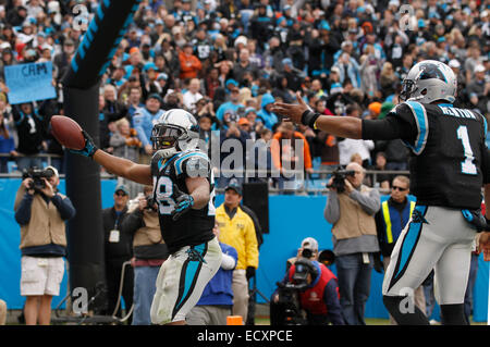 Charlotte, NC, USA. Dec 21, 2014. Caroline panthère d'utiliser de nouveau Jonathan Stewart # 28 marque un touchdown en NFL un match contre les Browns de Cleveland au stade Bank of America le 21 décembre 2014, à Charlotte, NC. Les Panthère défait les Browns 17-13. Margaret Bowles/CSM/Alamy Live News Banque D'Images