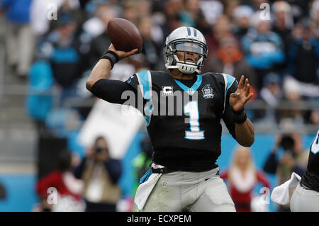 Charlotte, NC, USA. Dec 21, 2014. Quarterback Carolina Panthers Cam Newton # 1 revient à passer dans un match de la NFL contre les Browns de Cleveland au stade Bank of America le 21 décembre 2014, à Charlotte, NC. Les Panthère défait les Browns 17-13. Margaret Bowles/CSM/Alamy Live News Banque D'Images
