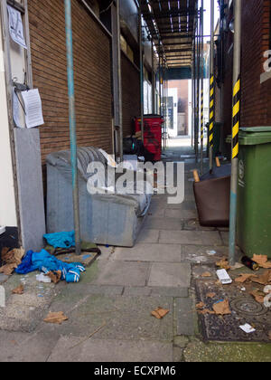 Voler dans une ruelle latérale, contenant du canapé et de sacs Banque D'Images