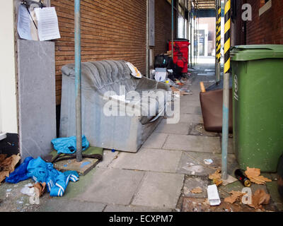 Voler dans une ruelle latérale, contenant du canapé et de sacs Banque D'Images