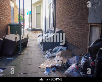 Voler dans une ruelle latérale, contenant du canapé et de sacs Banque D'Images