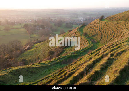 La préhistoire de la Grande-Bretagne. Les remparts et les fossés de l'ancien âge de fer fort à Hambledon, colline surplombant la vallée de Blackmore dans le Dorset, en Angleterre. Banque D'Images