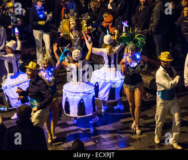 Brighton, East Sussex, UK. Dec 21, 2014. Le début de l'incendie les horloges en parade nouvelle route de Brighton. Credit : Julia Claxton/Alamy Live News Banque D'Images