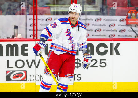 20 déc., 2014 - Raleigh, Caroline du Nord, États-Unis - New York Rangers aile droite Martin Saint-louis (26) au cours de la LNH, match entre les Rangers de New York et les Hurricanes de la Caroline au PNC Arena. Les Rangers de New York a défait les Hurricanes de la Caroline 3-2 dans une fusillade. (Crédit Image : © Andy Martin Jr./Zuma sur le fil) Banque D'Images