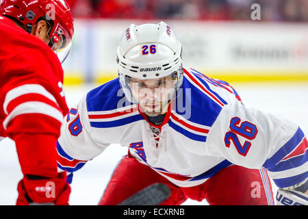 Raleigh, Caroline du Nord, USA. 18Th Oct, 2014. New York Rangers aile droite Martin Saint-louis (26) au cours de la LNH, match entre les Rangers de New York et les Hurricanes de la Caroline au PNC Arena. Les Rangers de New York a défait les Hurricanes de la Caroline 3-2 dans une fusillade. © Andy Martin Jr./ZUMA/Alamy Fil Live News Banque D'Images