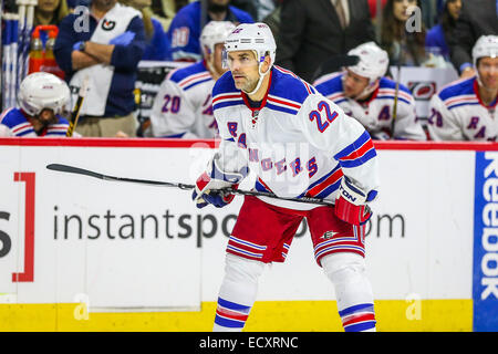 Raleigh, Caroline du Nord, USA. 18Th Oct, 2014. Rangers de New York le défenseur Dan Boyle (22) au cours de la LNH, match entre les Rangers de New York et les Hurricanes de la Caroline au PNC Arena. Les Rangers de New York a défait les Hurricanes de la Caroline 3-2 dans une fusillade. © Andy Martin Jr./ZUMA/Alamy Fil Live News Banque D'Images