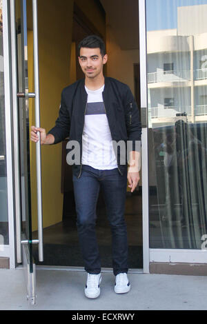 Joe Jonas quitte un immeuble de bureaux à Los Angeles En vedette : Joe Jonas Où : Los Angeles, California, United States Quand : 18 Juin 2014 Banque D'Images