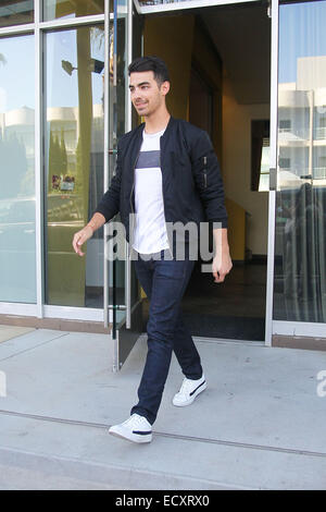 Joe Jonas quitte un immeuble de bureaux à Los Angeles En vedette : Joe Jonas Où : Los Angeles, California, United States Quand : 18 Juin 2014 Banque D'Images