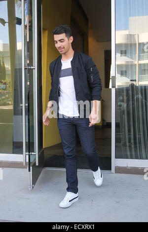 Joe Jonas quitte un immeuble de bureaux à Los Angeles En vedette : Joe Jonas Où : Los Angeles, California, United States Quand : 18 Juin 2014 Banque D'Images