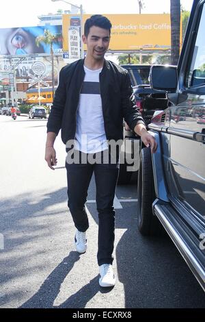 Joe Jonas quitte un immeuble de bureaux à Los Angeles En vedette : Joe Jonas Où : Los Angeles, California, United States Quand : 18 Juin 2014 Banque D'Images