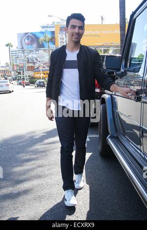 Joe Jonas quitte un immeuble de bureaux à Los Angeles En vedette : Joe Jonas Où : Los Angeles, California, United States Quand : 18 Juin 2014 Banque D'Images